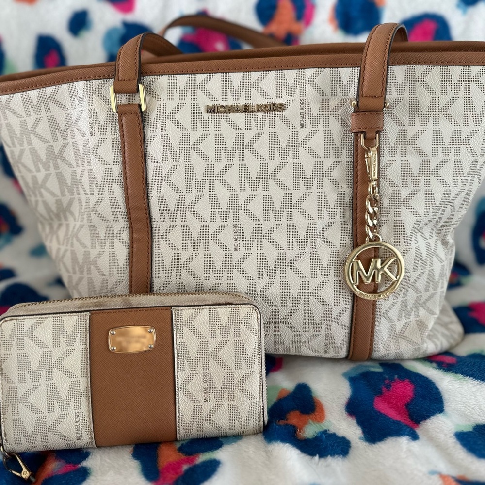 Michael Kors large tote purse + matching wallet !